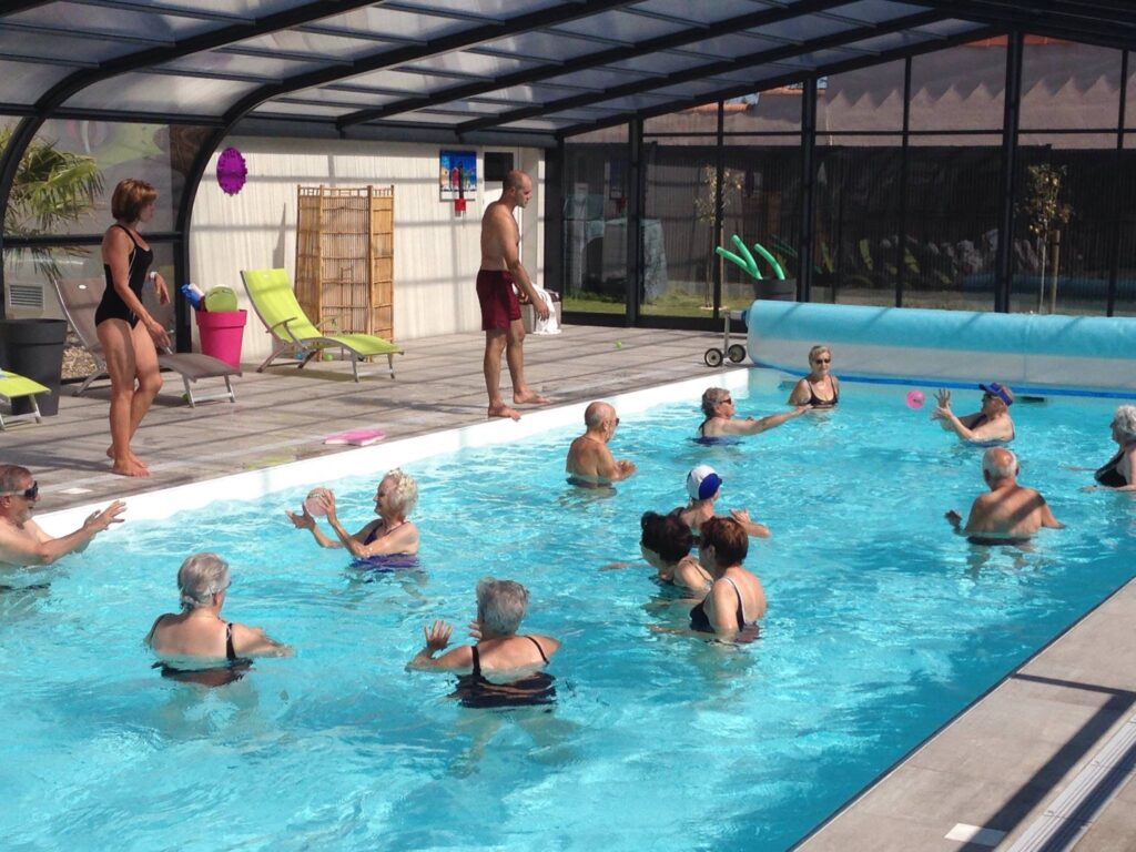 Activité physique dans notre belle piscine à la Résidence Seniors Les Alisiers aux Sables d'Olonne